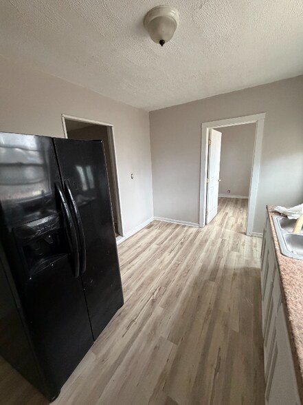 Building Photo - 2652 Bank St