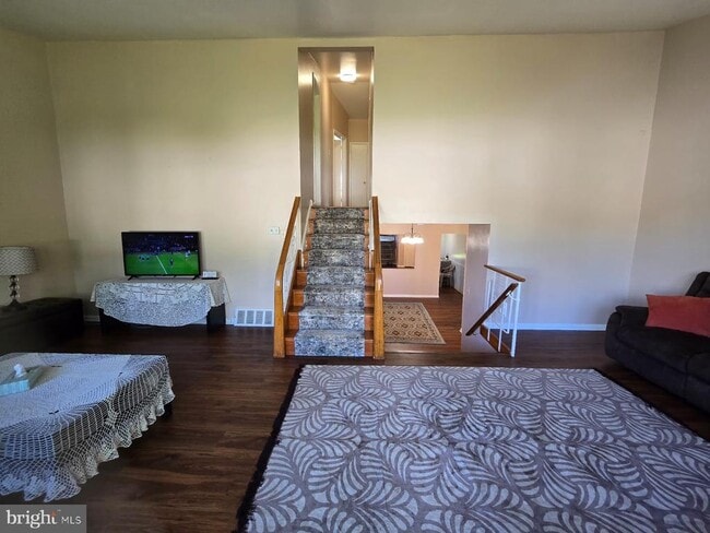 Building Photo - 647 Artwood Dr