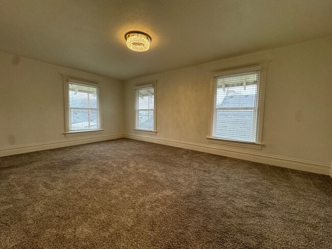 Building Photo - Charming 4 bedroom home