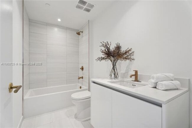 Building Photo - 2678 Tigertail Ave