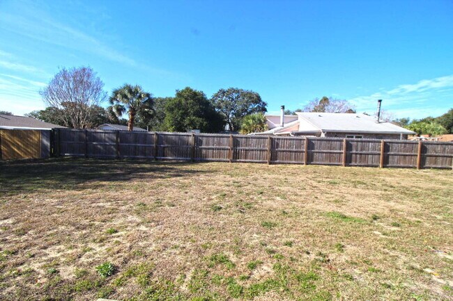 Building Photo - Updated 2BR/1BA in Gulf Breeze –  Water & Lawn Care Included – Available Now!