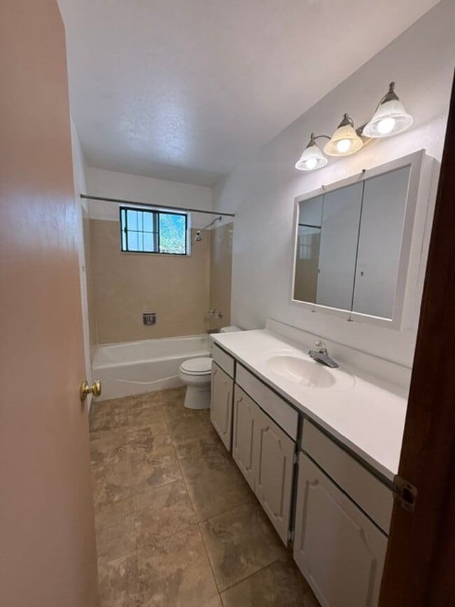Building Photo - 2 Bedroom 1 Bath Contact Property Pros Property Management