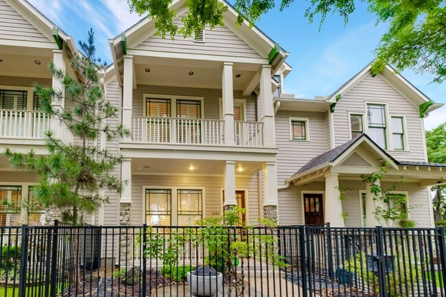 Building Photo - 1141 Louise St