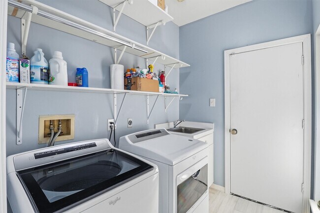 Building Photo - 201 Las Brisas St