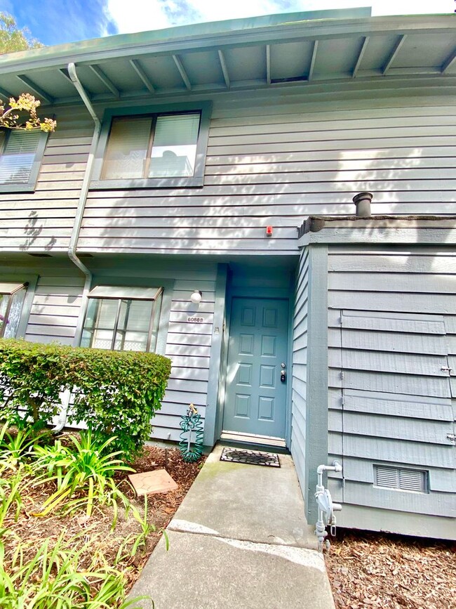 Building Photo - $2690 - GORGEOUS 2BED REMODELED CONDO IN C...