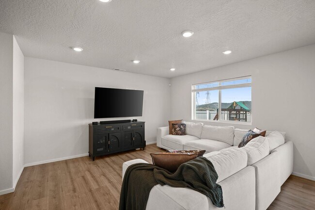 Building Photo - Beautiful 2022 Built Home With Views!