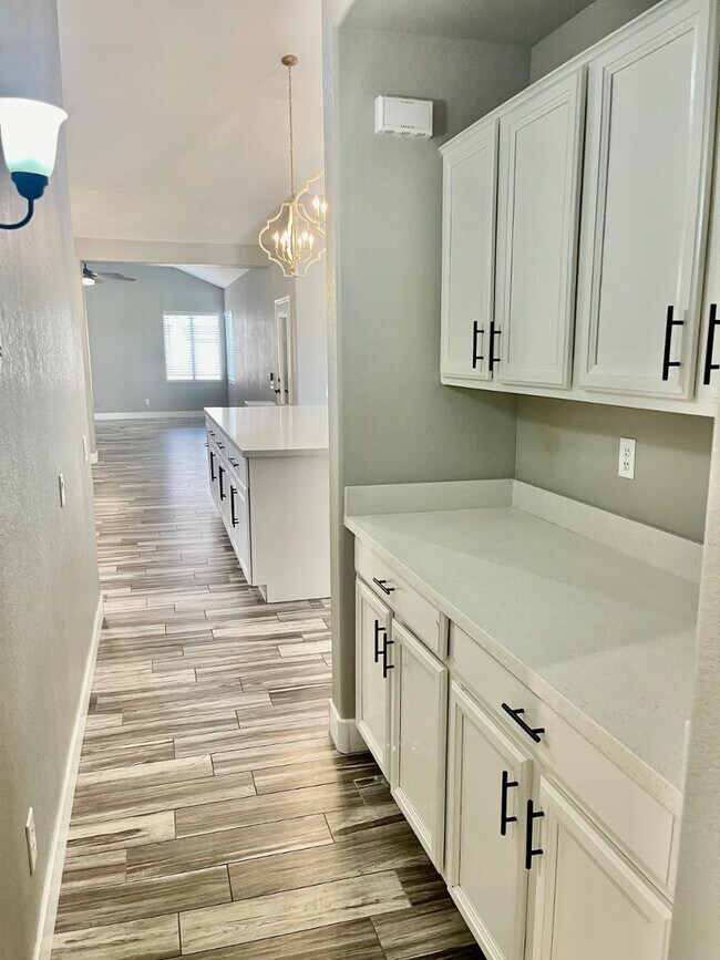 Building Photo - 1732 W Gary Dr