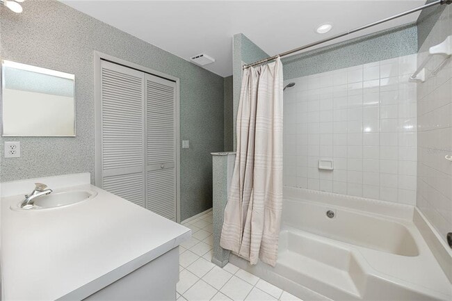 Building Photo - 2411 Bentley Dr