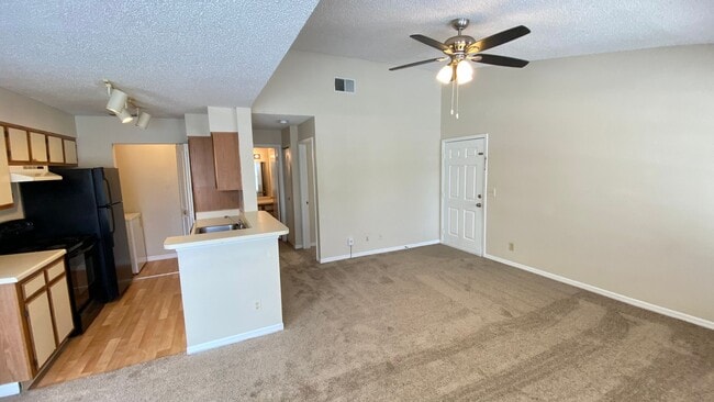 Building Photo - MOVE IN SPECIAL! 2br/2ba Tradewinds Condo ...