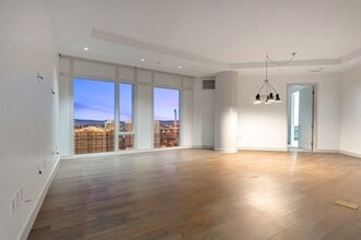 Building Photo - Stunning North Strip/City views from this UNFURNISHED 1+Den/1.5ba residence.