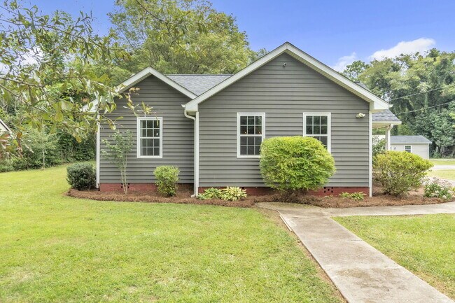 Building Photo - Spacious Rental with Modern Kitchen, Large...