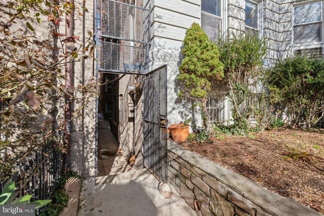 Building Photo - 1855 Calvert St NW