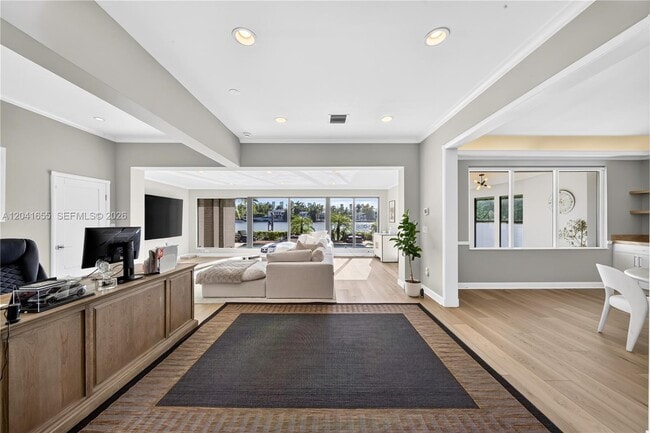 Building Photo - 460 W Dilido Dr