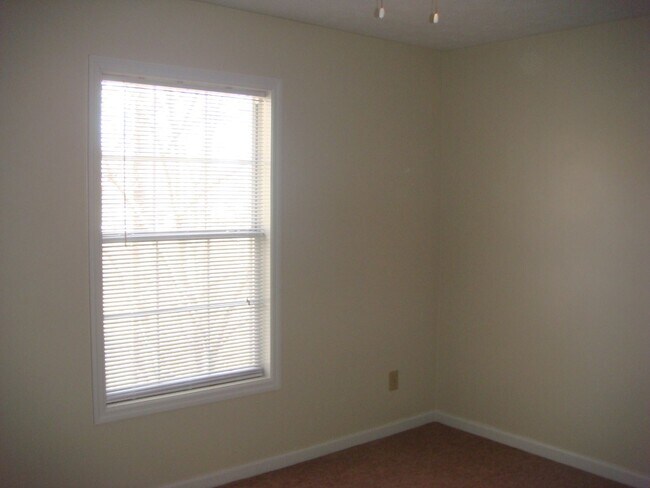 Building Photo - Charming 2 Bed, 1.5 Bath Rental in a Convenient Location