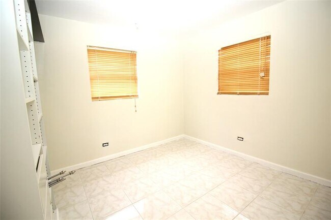 Building Photo - 3910 SW 61st Ave