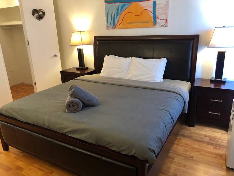 Big bedroom with river view comes with a King Size Bed set and a walk-in closet. King size bed featu - 8200 E Jefferson Ave