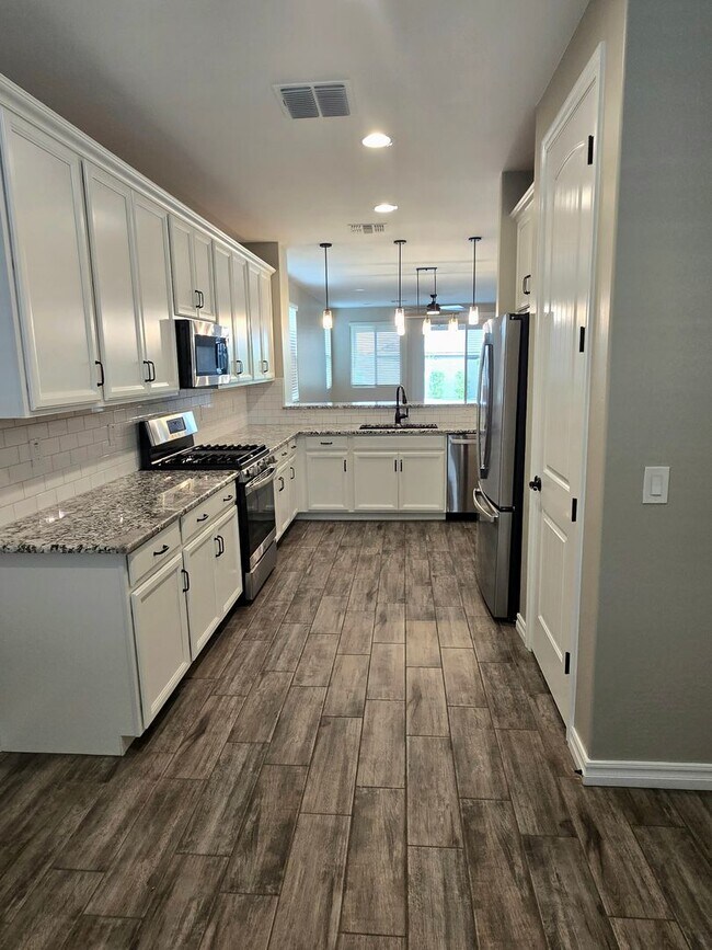 Building Photo - UPGRADED LIKE-NEW 3-BEDROOM WITH COMMUNITY POOL