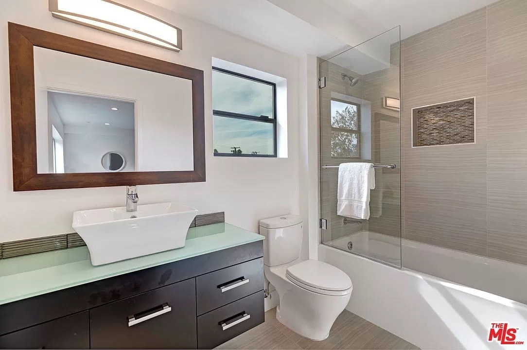 East-facing 3rd fl. bedroom's en suite full bathroom - 6077 Hargis St