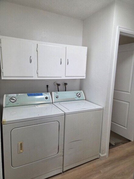 Building Photo - 10722 W Berry Ave