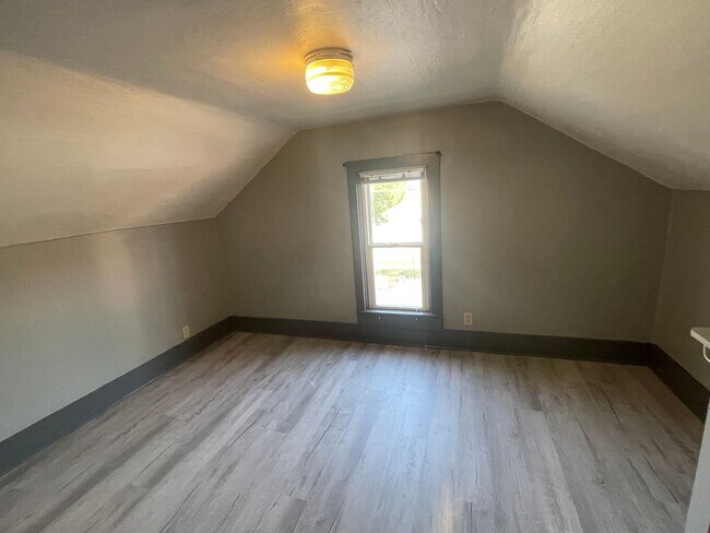 Building Photo - 600 W Lincoln Ave