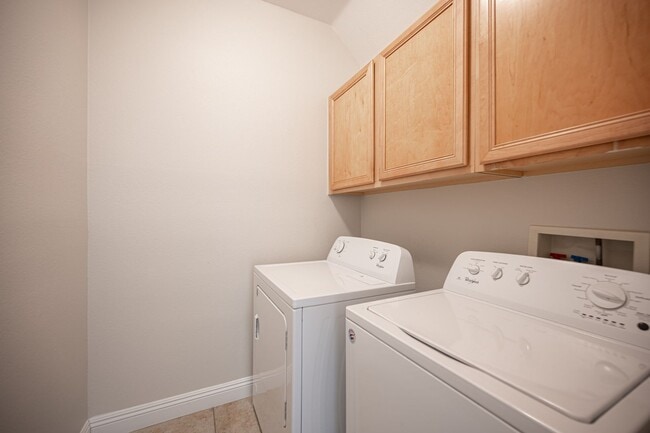 Building Photo - Beautiful 4 Bedroom 2.5 bath Home in the Southwest!