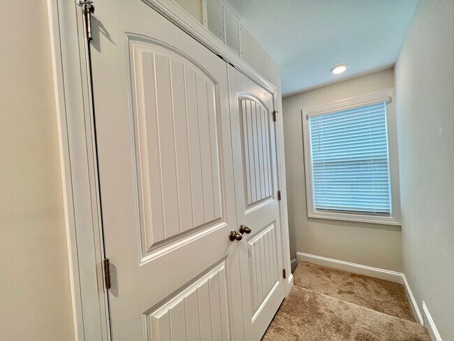 Building Photo - Stunning 3BD, 3BA End Unit Raleigh Townhome on a Corner Lot with High End Features in an HOA Comm...