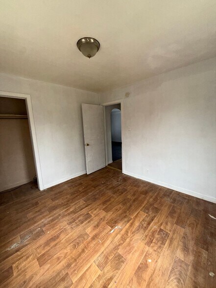 Building Photo - 246 E York Ave