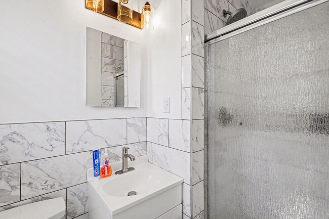 Building Photo - 3 Bedroom, 2 Bath, 2-car garage-