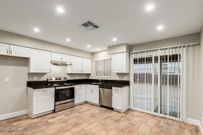 Building Photo - 2731 E Charleston Ave