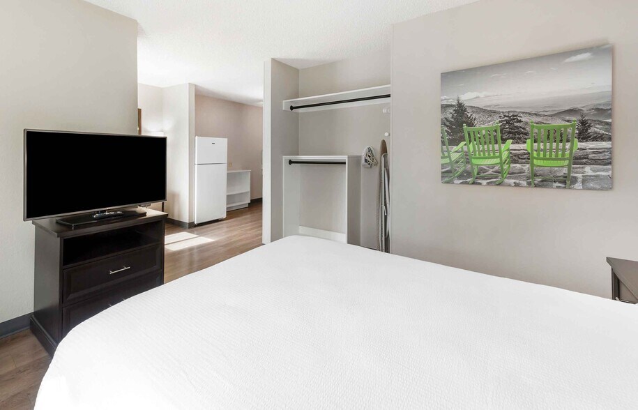 Building Photo - Furnished Studio-Miami - Airport - Miami Springs