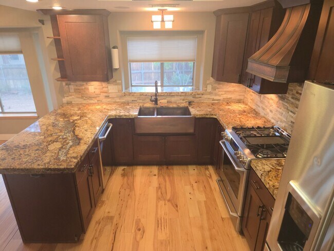 Building Photo - Beautiful Boulder Pointe Home! 3bd / 2ba + Office - No Students! - Small Pets Considered!! Avail....