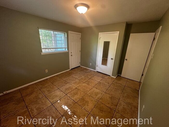 Building Photo - Charming Duplex Near University of Memphis...