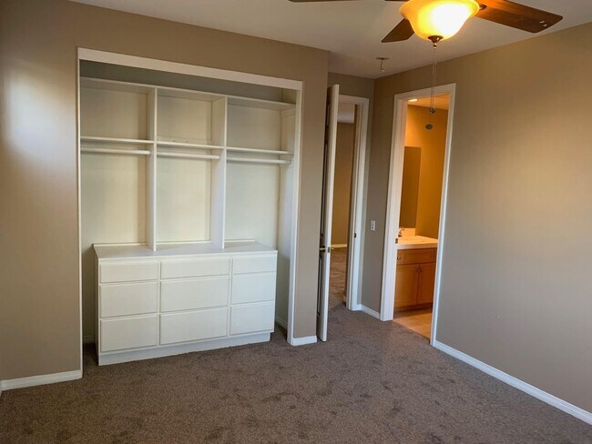 Building Photo - $1,000 Off First month's Rent - Lovely hom...