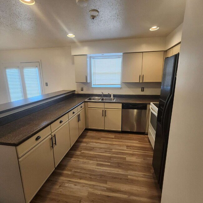 Building Photo - "Charming 3-Bed Townhouse with Finished Ba...