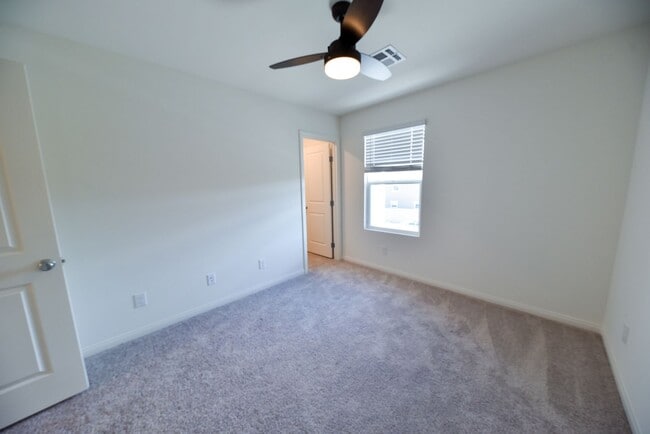 Building Photo - 5 Bed 3 1/2 Bath,  Beautiful home in gated community!