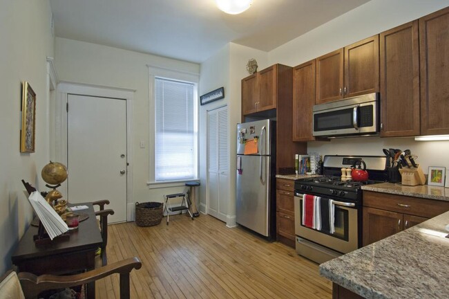 Building Photo - 3 bedroom in Chicago IL 60614