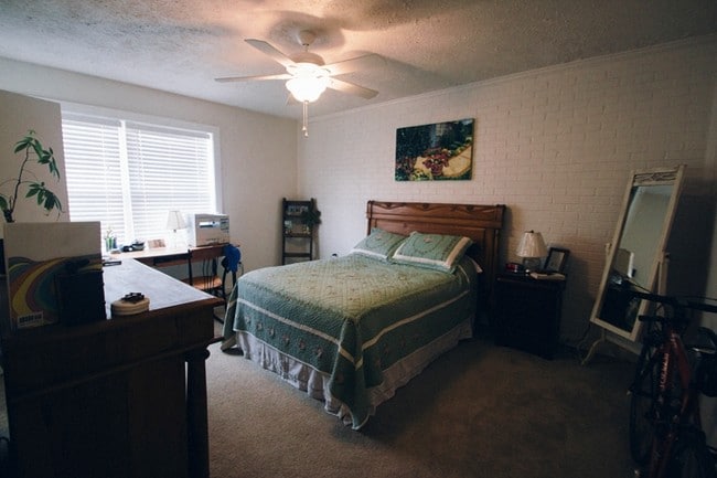 Bed Room - Greenbrier Place Apartments