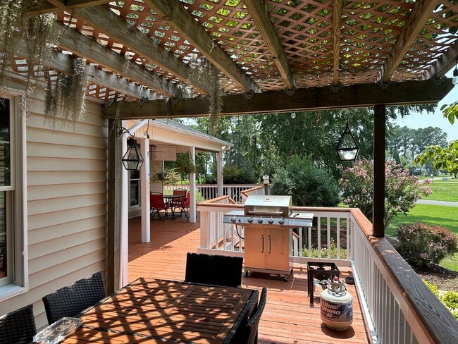 Building Photo - Beautiful Goose Creek Oasis