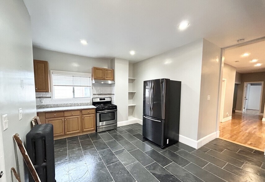 Primary Photo - 14 Batchelder St