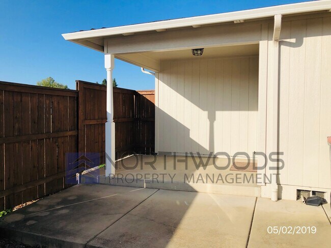 Building Photo - 55+ Community Beautful 2 Bedroom 2 Bathroo...