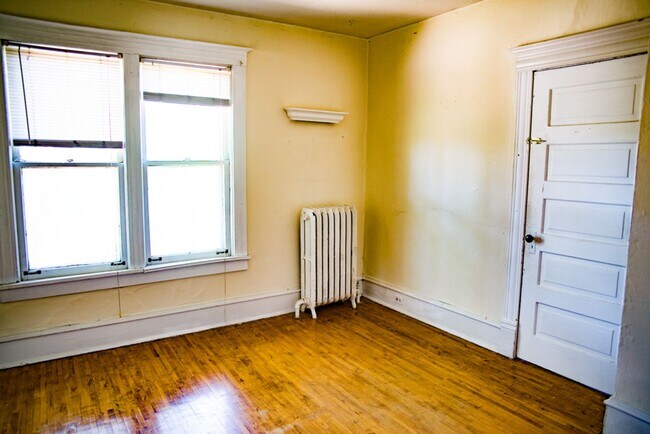 Building Photo - 5 Bed 2 Bath Como House Available September 2026