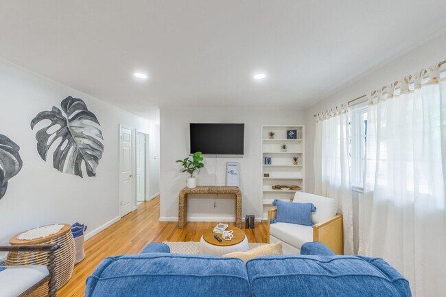 Building Photo - 4945 N Euclid Ave