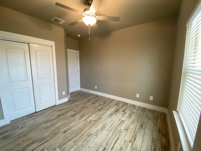 Building Photo - Located 1 Mile from IH 35/ No Carpet / Tons of Upgrades /  Turf Grass in Front Yard / Fenced in B...