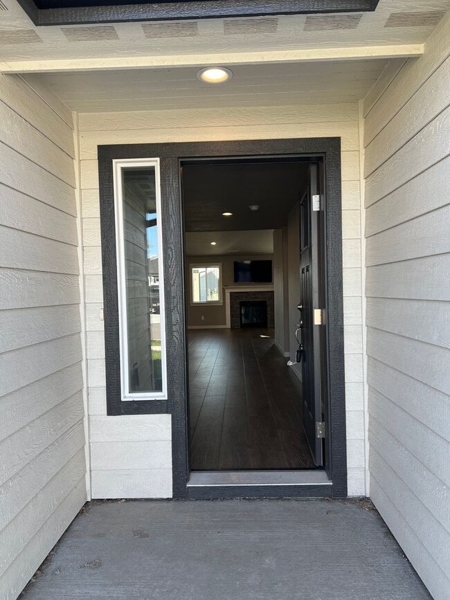 Building Photo - 3 Bedroom, 2 Bath Home  Built in 2022 - Po...