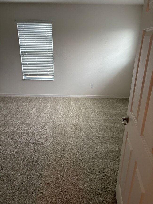Building Photo - IMMEDIATE OCCUPANCY !!! LARGE// 5 Bedroom ...