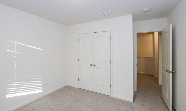 Building Photo - BEAUTIFUL 3BD/2.5BTH Townhome - Belmont - JULY MOVE IN