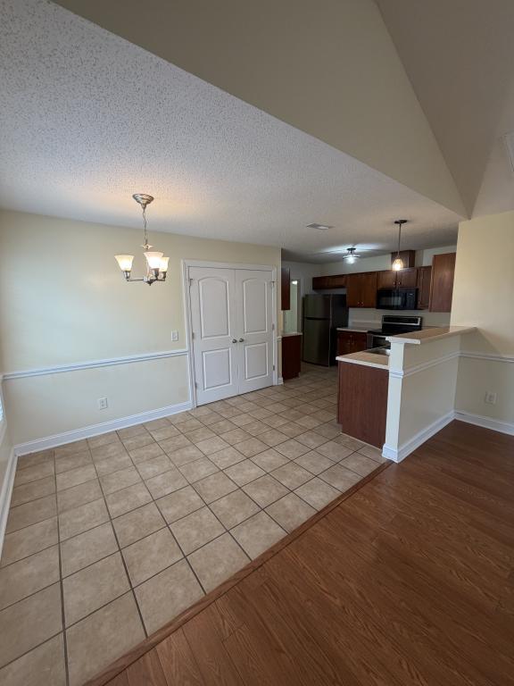 Building Photo - 2556A Saddleback Dr