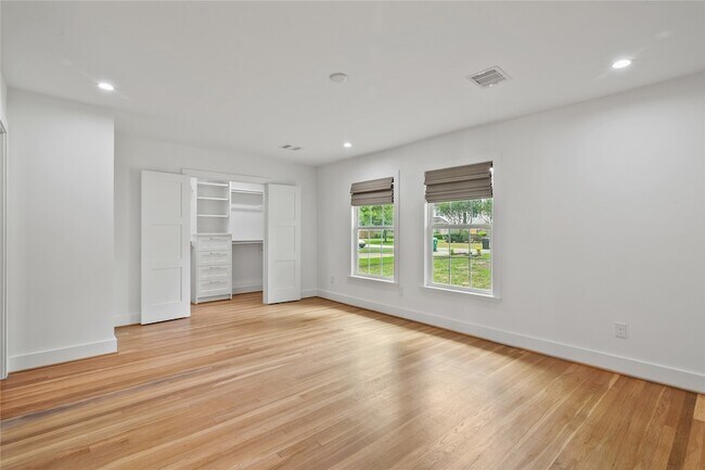 Building Photo - 312 W 31st St