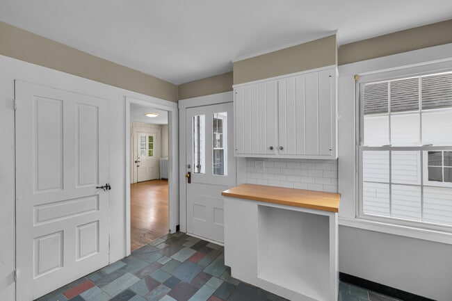 Building Photo - 1070 Enfield St