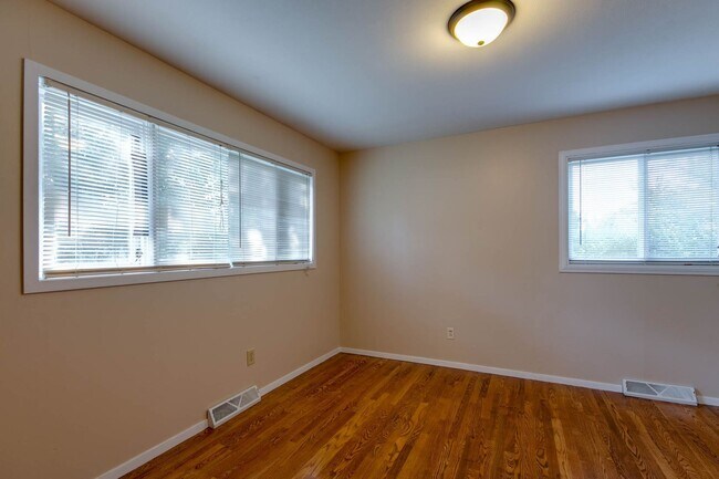 Building Photo - 1816 Elaine Dr